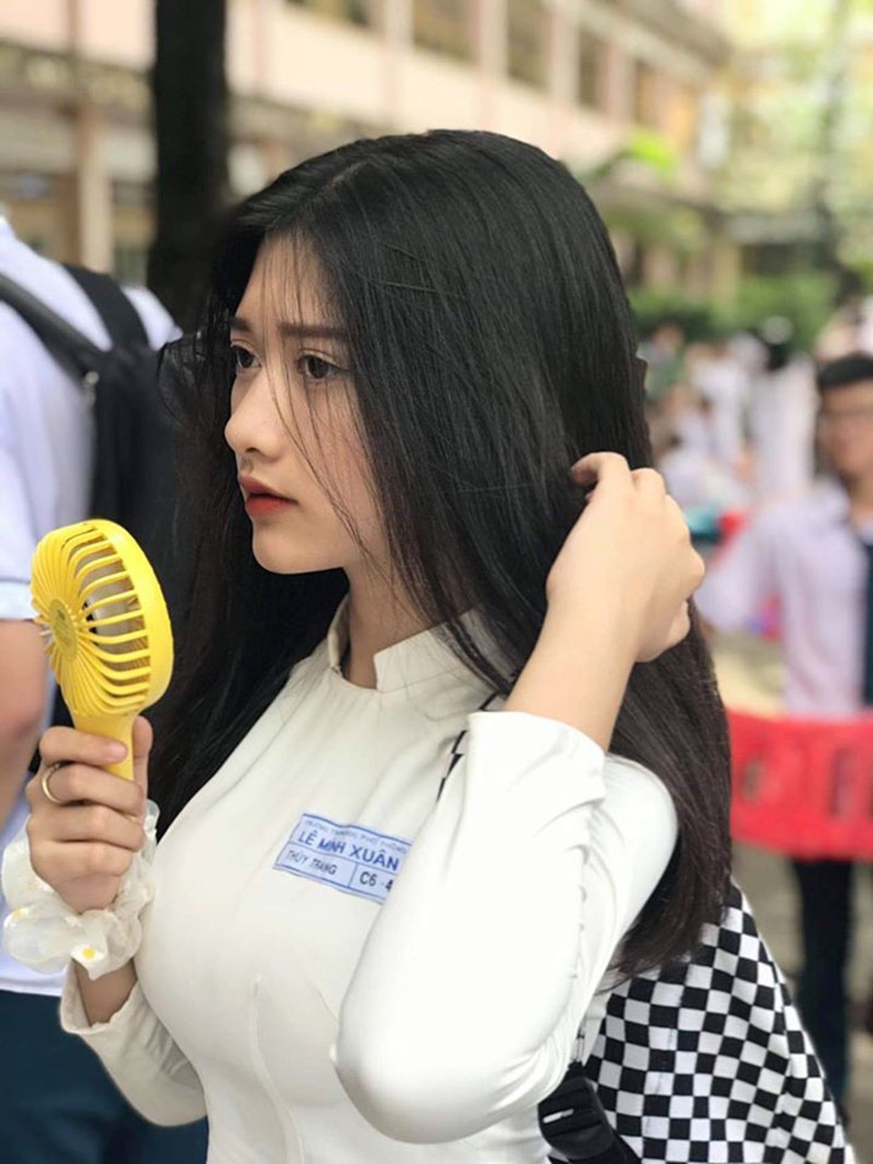 “Thiên thần áo dài trắng” đẹp dịu dàng trong ngày tổng kết năm học - 1 “Thiên thần áo dài trắng” đẹp dịu dàng trong ngày tổng kết năm học - 1