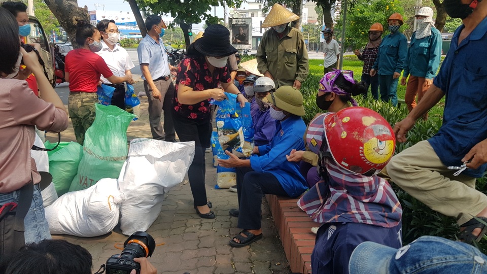 Lao động tự do nhận gạo hỗ trợ trên đường phố - 1 Lao động tự do nhận gạo hỗ trợ trên đường phố - 1