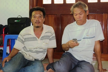 Ngư dân bất lực nhìn tàu chìm giữa biển