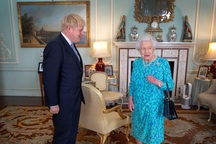 Tân Thủ tướng Anh phá vỡ quy tắc hoàng gia ngay sau khi nhậm chức