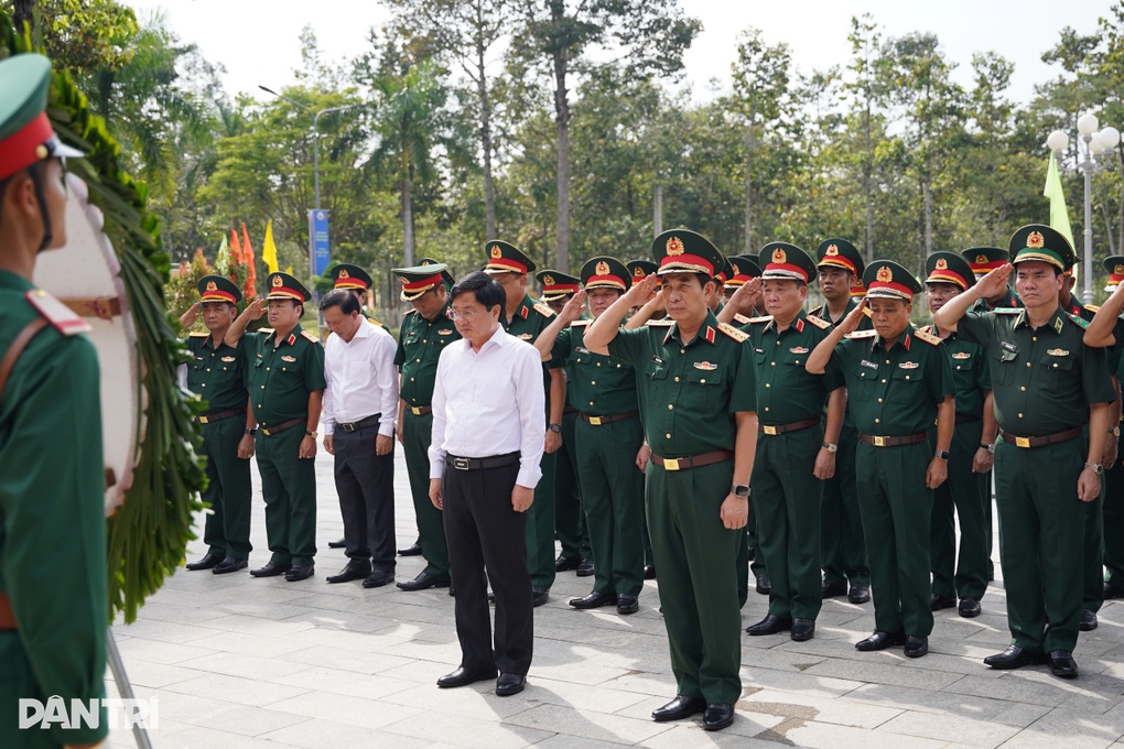 Đại tướng Phan Văn Giang làm việc với Ban Thường vụ Tỉnh ủy Tây Ninh - 3 Đại tướng Phan Văn Giang làm việc với Ban Thường vụ Tỉnh ủy Tây Ninh - 3