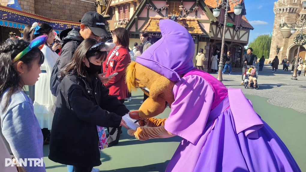 Lạc vào Tokyo Disneyland mùa lễ hội, du khách Việt say mê trải nghiệm - 4 Lạc vào Tokyo Disneyland mùa lễ hội, du khách Việt say mê trải nghiệm - 4