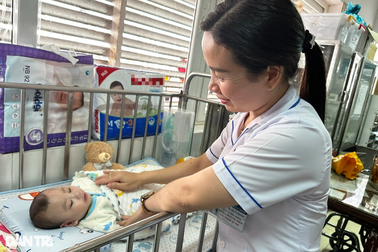 Cậu bé bại não hồi sinh kỳ diệu nhờ 54 "bố mẹ" mặc áo blouse trắng