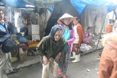 Mẹ già một đời còng lưng nuôi con, chăm cháu