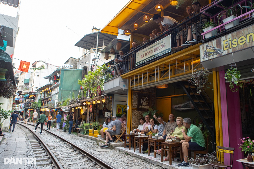 Chủ quán cà phê đường tàu Hà Nội trang bị loa, dựng rào cảnh báo du khách - 8 Chủ quán cà phê đường tàu Hà Nội trang bị loa, dựng rào cảnh báo du khách - 8