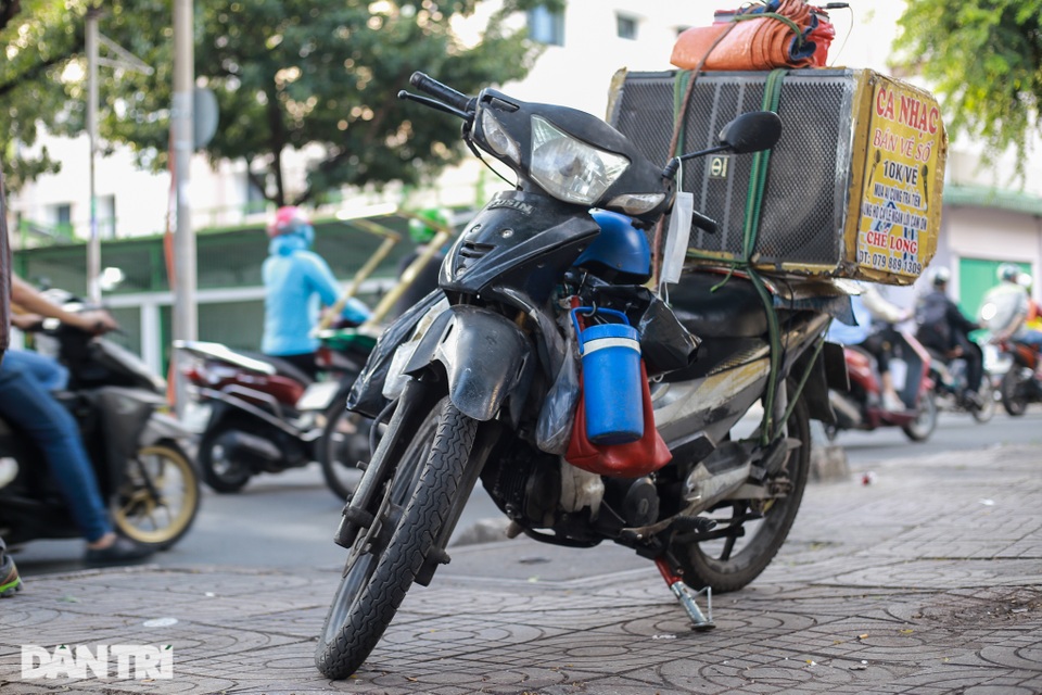 Ông lão 68 tuổi hát rong, bán vé số mưu sinh ở Sài Gòn - 3 Ông lão 68 tuổi hát rong, bán vé số mưu sinh ở Sài Gòn - 3