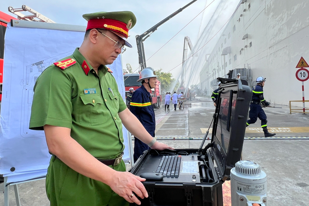 Công an Hà Nội sử dụng robot diễn tập chữa cháy - 4 Công an Hà Nội sử dụng robot diễn tập chữa cháy - 4