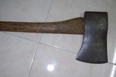 Cầm rìu chém hàng xóm trọng thương rồi bỏ trốn