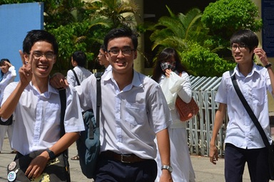 Môn Ngoại ngữ: Nộp phần thi trắc nghiệm mới làm tự luận