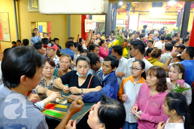 Hàng ngàn người cầm nhang viếng chùa Bà Bình Dương nửa đêm, mang theo cả con nít khiến trẻ nhỏ hít khói mệt nhoài - Ảnh 9. Hàng ngàn người cầm nhang viếng chùa Bà Bình Dương nửa đêm, mang theo cả con nít khiến trẻ nhỏ hít khói mệt nhoài - Ảnh 9.