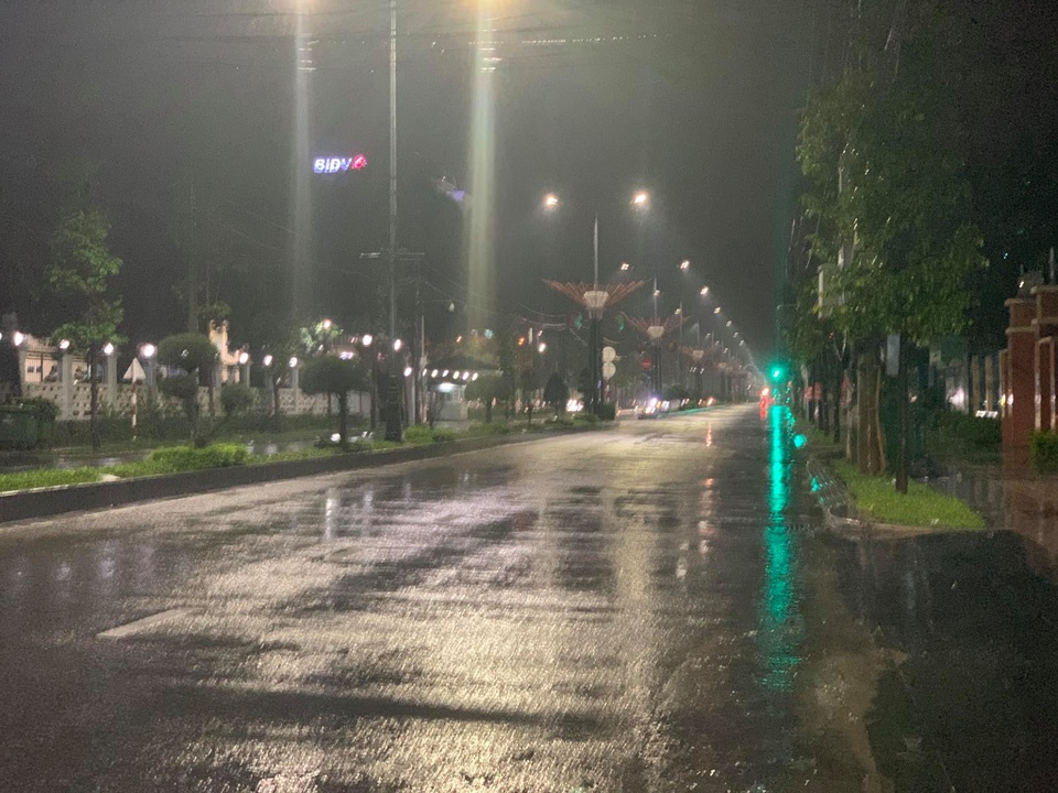 Đảo Lý Sơn: Mưa lớn, gió mạnh, sóng biển dữ dội - 2 Đảo Lý Sơn: Mưa lớn, gió mạnh, sóng biển dữ dội - 2