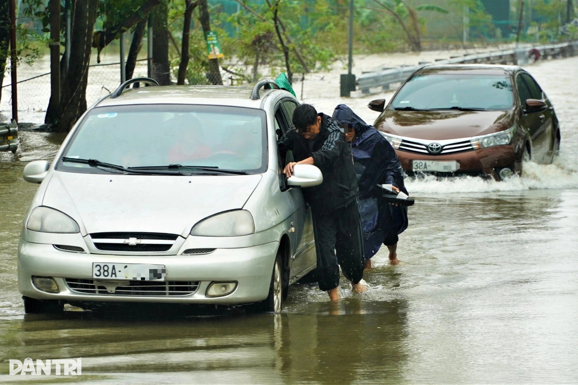 Nhiều tuyến đường ở Hà Tĩnh ngập nước lũ, tài xế ô tô chật vật xoay xở  - 8