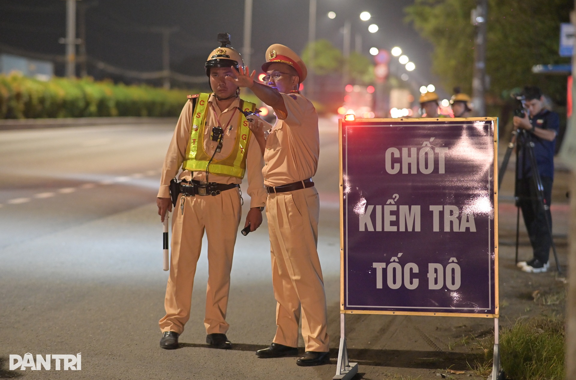 CSGT xuyên đêm xử phạt tài xế ô tô chạy quá tốc độ ở TPHCM - 1 CSGT xuyên đêm xử phạt tài xế ô tô chạy quá tốc độ ở TPHCM - 1