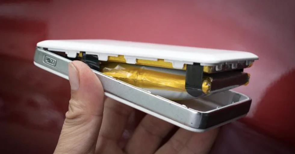 Dấu hiệu pin sạc dự phòng có nguy cơ cháy nổ, cần ngưng sử dụng ngay - 2