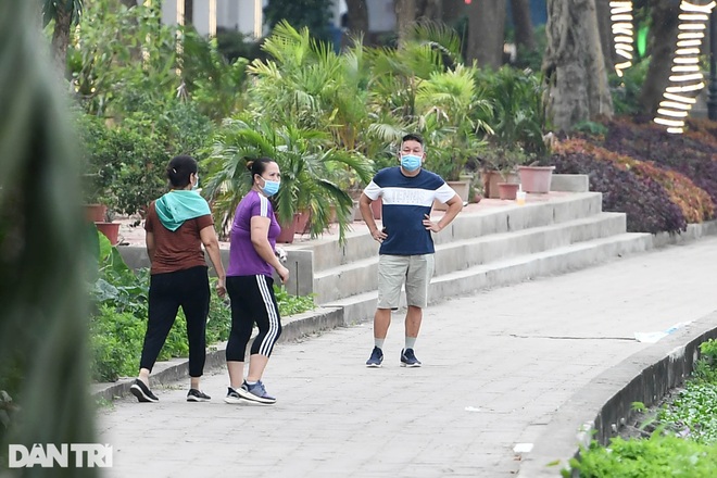 Lập chốt ngăn người dân chui rào, tụ tập trong các công viên ở Hà Nội - 9 Lập chốt ngăn người dân chui rào, tụ tập trong các công viên ở Hà Nội - 9