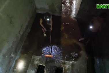 Nước vẫn đặc sệt, nồng nặc mùi dầu thải khi rửa bể chung cư Hà Nội