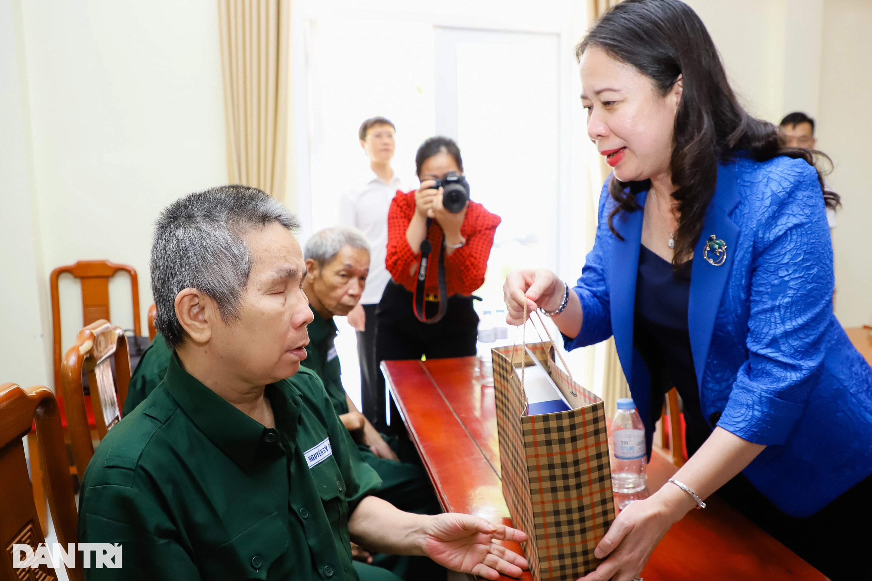 Phó Chủ tịch nước thăm, tặng quà thương, bệnh binh nặng tại Nghệ An - 2 Phó Chủ tịch nước thăm, tặng quà thương, bệnh binh nặng tại Nghệ An - 2
