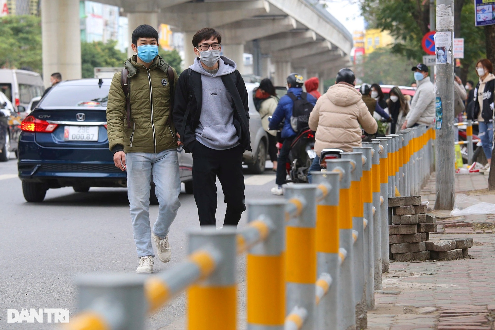 Rào chắn vỉa hè ngăn xe máy gây khó, người đi bộ bất đắc dĩ phải trèo qua - 1 Rào chắn vỉa hè ngăn xe máy gây khó, người đi bộ bất đắc dĩ phải trèo qua - 1