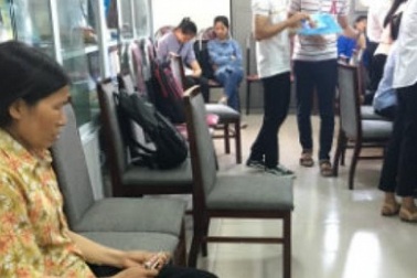 Lay động trái tim hình ảnh người mẹ đội nón rách, đi dép tổ ong đưa con nhập học