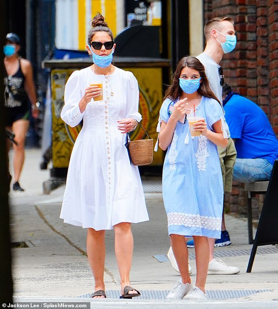 Katie Holmes và con gái đeo khẩu trang đi mua cà phê - 1 Katie Holmes và con gái đeo khẩu trang đi mua cà phê - 1