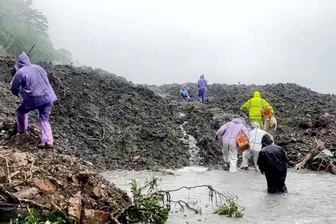 Tiếp tế nhu yếu phẩm cho hàng chục tài xế mắc kẹt trên đèo Lò Xo