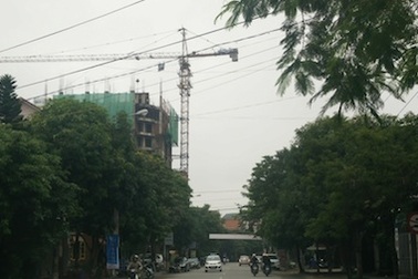 Hàng ngàn người "cược tính mạng" dưới những công trình dang dở