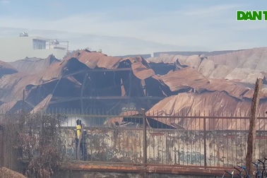 Kho hóa chất cháy hơn 4 ngày vẫn còn bốc khói, người dân tự sơ tán