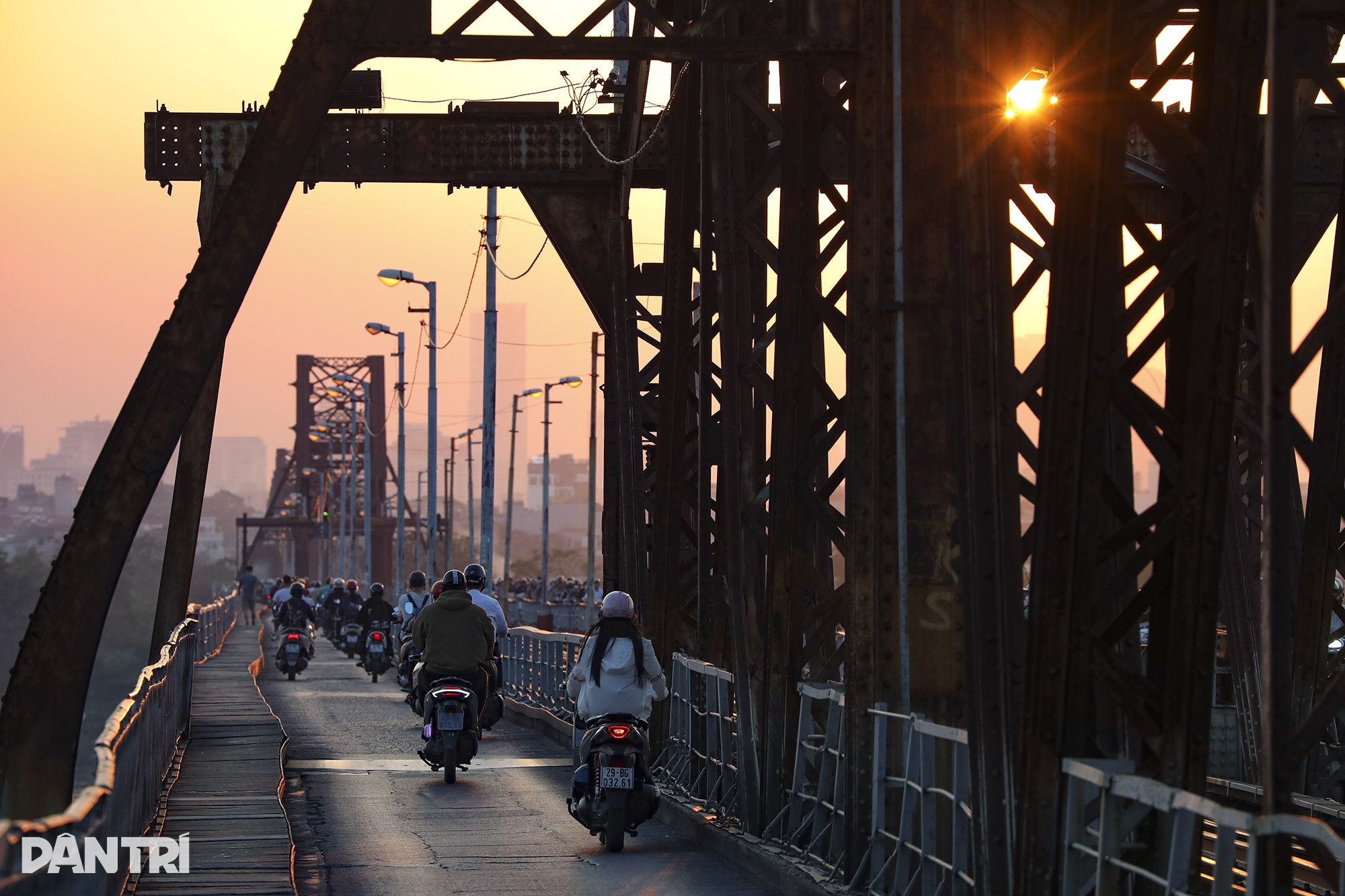 تماشای غروب دلانگیز اواخر پاییز بر روی دو پل معروف هانوی - 9 Ngắm hoàng hôn cuối thu rực rỡ trên 2 cây cầu nổi tiếng nhất Hà Nội - 9