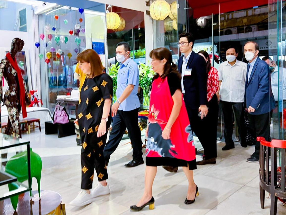 Nữ Tổng thống Hy Lạp dạo phố cổ Hà Nội, mua đồ sơn mài - 1 Nữ Tổng thống Hy Lạp dạo phố cổ Hà Nội, mua đồ sơn mài - 1