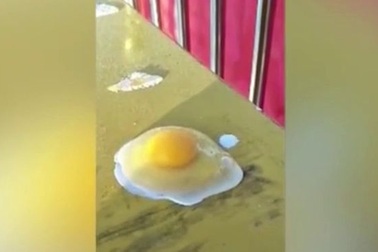 Đập trứng ra, biến thành cục băng trong phút chốc