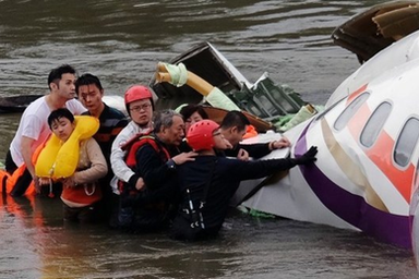 Cựu bác sỹ quân y 72 tuổi cứu 4 hành khách trên máy bay Đài Loan