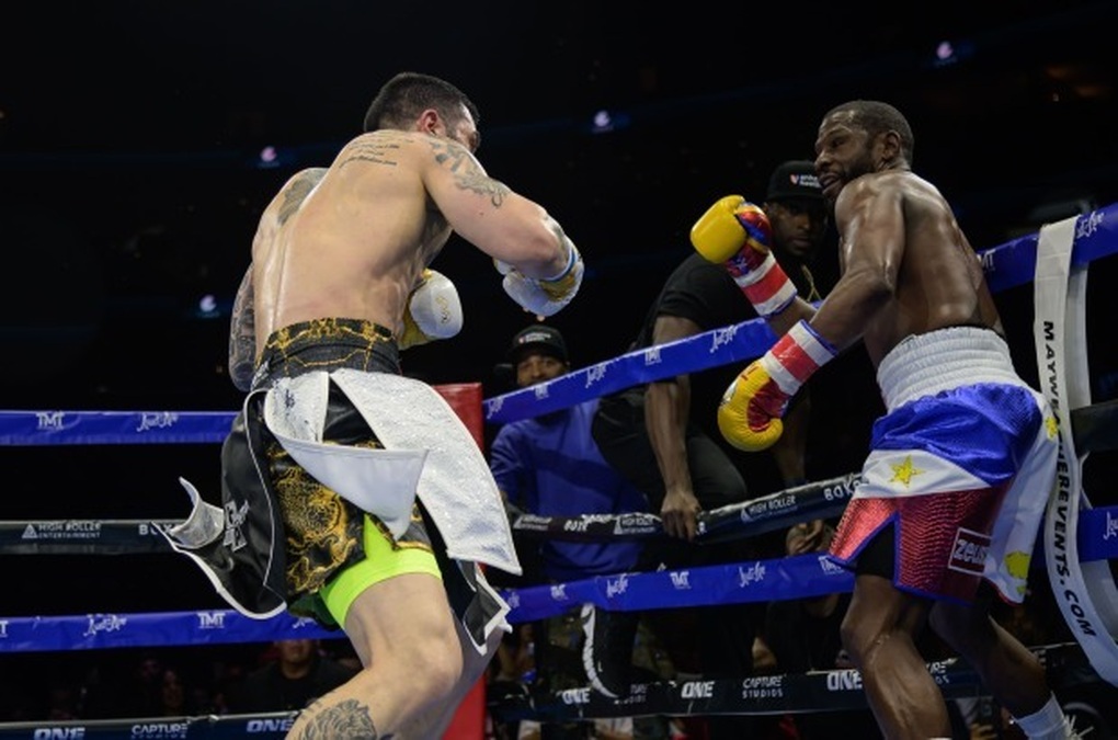 Floyd Mayweather ẩu đả với cháu trùm mafia trên sàn boxing - 1 Floyd Mayweather ẩu đả với cháu trùm mafia trên sàn boxing - 1