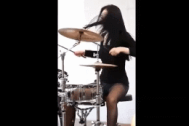 Clip “màn trình diễn của tay trống nữ xinh đẹp và gợi cảm” khiến dân mạng thích thú