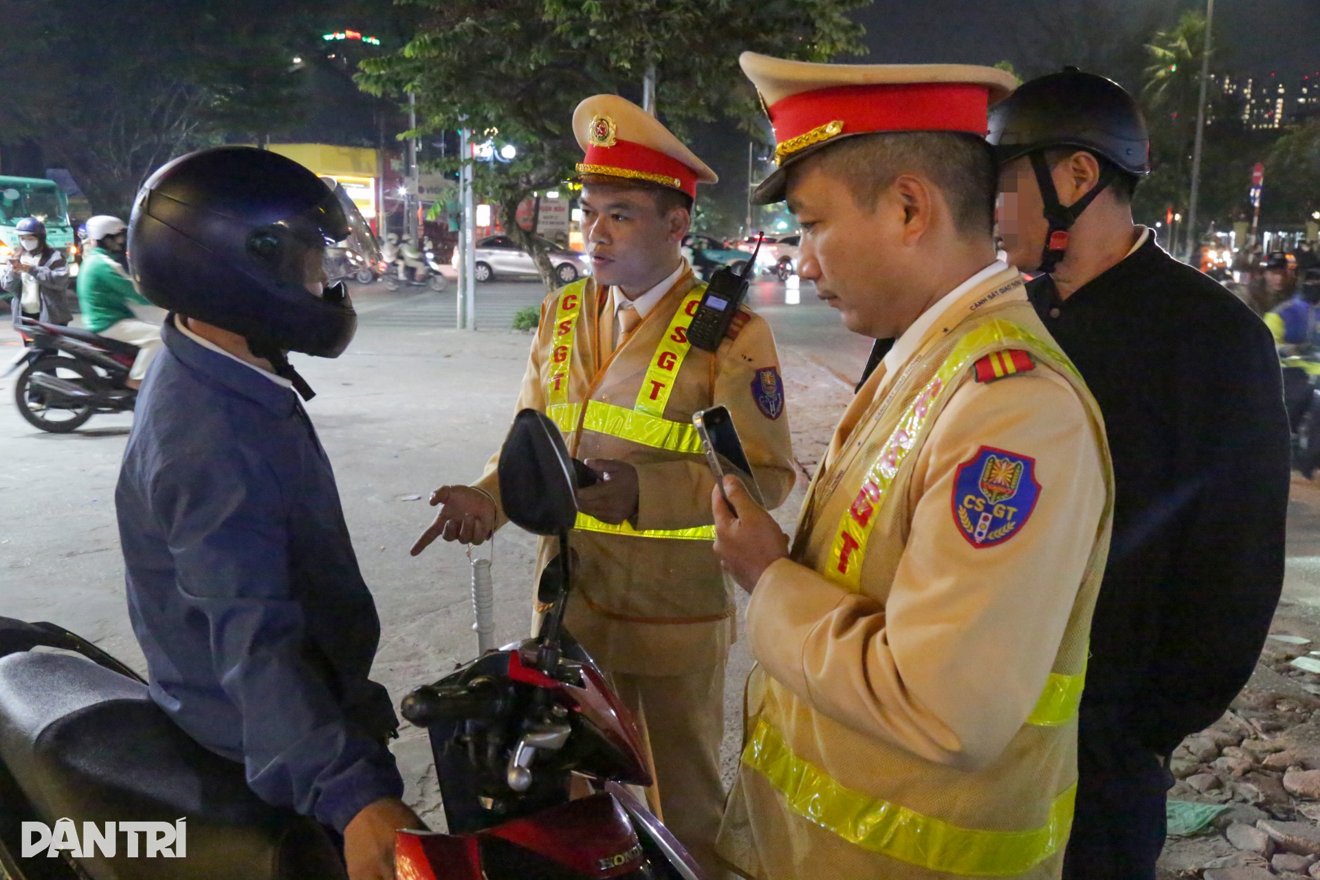 Bị CSGT phát hiện “có cồn” kịch khung, nam tài xế bỏ xe máy rời đi - 6 Bị CSGT phát hiện “có cồn” kịch khung, nam tài xế bỏ xe máy rời đi - 6