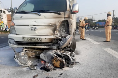 Xe máy bị xe tải kéo lê rồi cháy rụi, 1 người nguy kịch