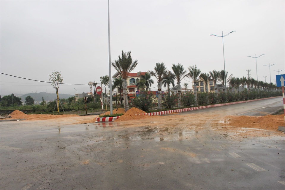 Quảng Ninh lên tiếng việc dựng hàng rào bê tông chặn... dịch Covid-19 - 7 Quảng Ninh lên tiếng việc dựng hàng rào bê tông chặn... dịch Covid-19 - 7