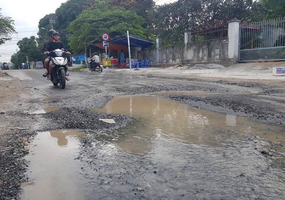 Dân than tuyến đường nát bét, chờ mãi vẫn chưa được sửa - 2 Dân than tuyến đường nát bét, chờ mãi vẫn chưa được sửa - 2