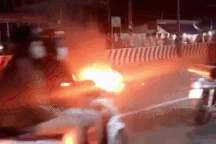 Hai xe máy tông nhau cháy rụi, 3 người trọng thương