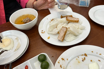 Hà Nội: Khách ăn bánh cuốn ở hàng nổi tiếng bị chuột nhảy lên người?