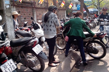 Giá trông giữ xe tại các đền, chùa tăng tới 100%