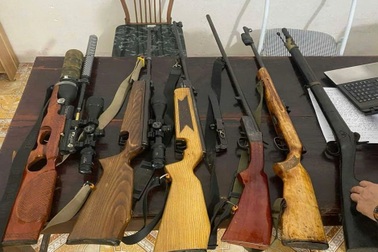 Bắt giữ đối tượng cất giấu 6 khẩu súng, hơn 1.000 viên đạn