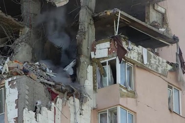 Hiện trường vụ chung cư trúng tên lửa ở Ukraine
