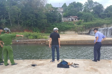 Rủ nhau tắm hồ, 2 học sinh đuối nước thương tâm