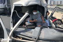 30 cảnh sát cắt cabin giải cứu tài xế mắc kẹt sau vụ tai nạn ở Hà Nội