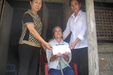 Trao quà đến hoàn cảnh "Có lẽ tôi sống còn khổ hơn là chết...”.