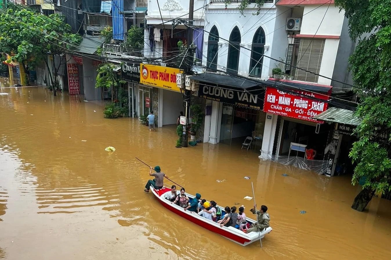 Nước dâng cao gần nóc nhà ở thành phố Yên Bái - 3 Nước dâng cao gần nóc nhà ở thành phố Yên Bái - 3
