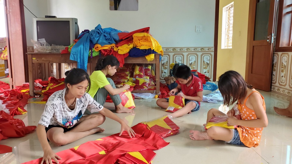 Làng nghề may cờ Tổ quốc nhộn nhịp trước ngày Quốc khánh - 6 Làng nghề may cờ Tổ quốc nhộn nhịp trước ngày Quốc khánh - 6