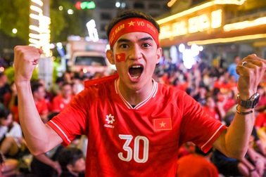 Người dân TPHCM nhảy tưng bừng khi tuyển Việt Nam vô địch ASEAN Cup 2024