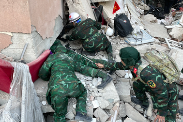 Thiết bị quân đội sử dụng để kiếm nạn nhân dưới đống đổ nát tại Myanmar