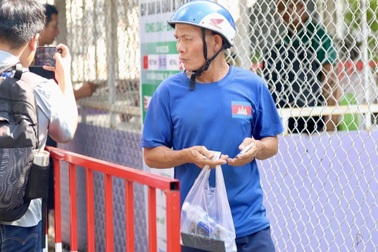 Người hâm mộ háo hức mua vé xem trận đấu tuyển Việt Nam gặp Nepal